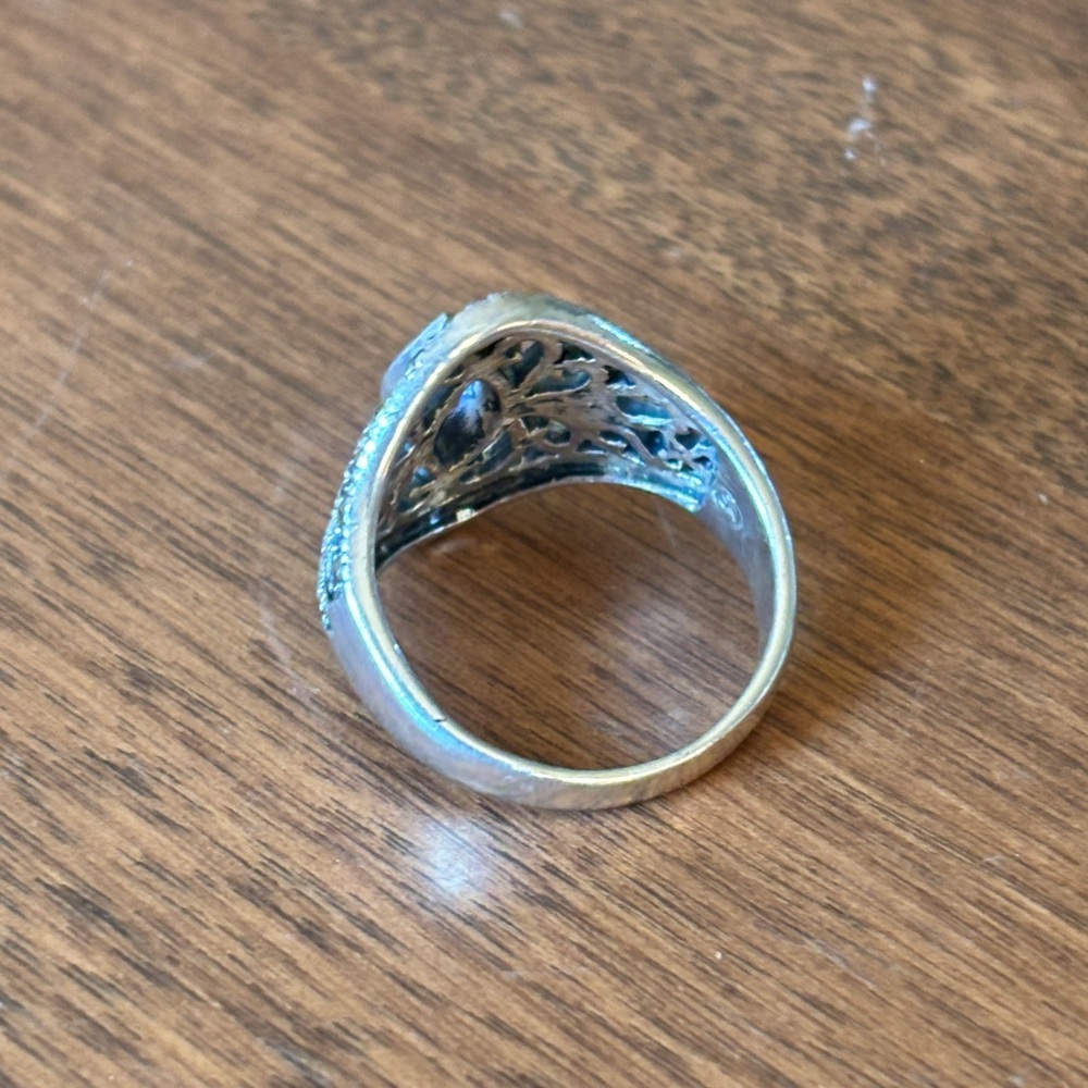 Size 8 ring - Picture 5 of 11